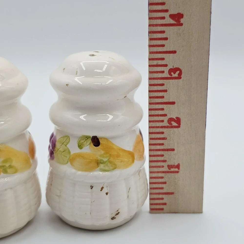 Vtg Ceramic‎ Fruit Basket Salt & Pepper Shakers Small White Handpainted Set Of 2