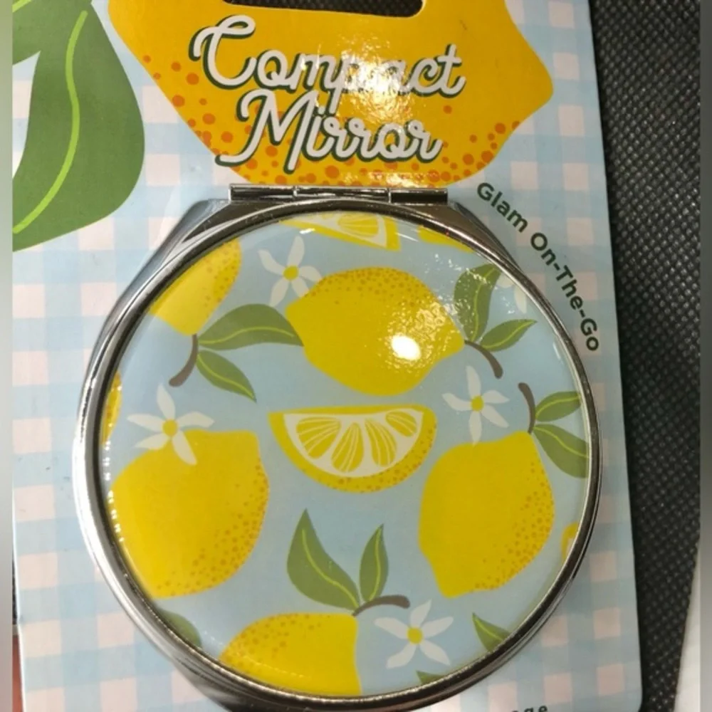 Lemon vines printed glam on‎ the go foldable 2X magnifying compact mirror new
