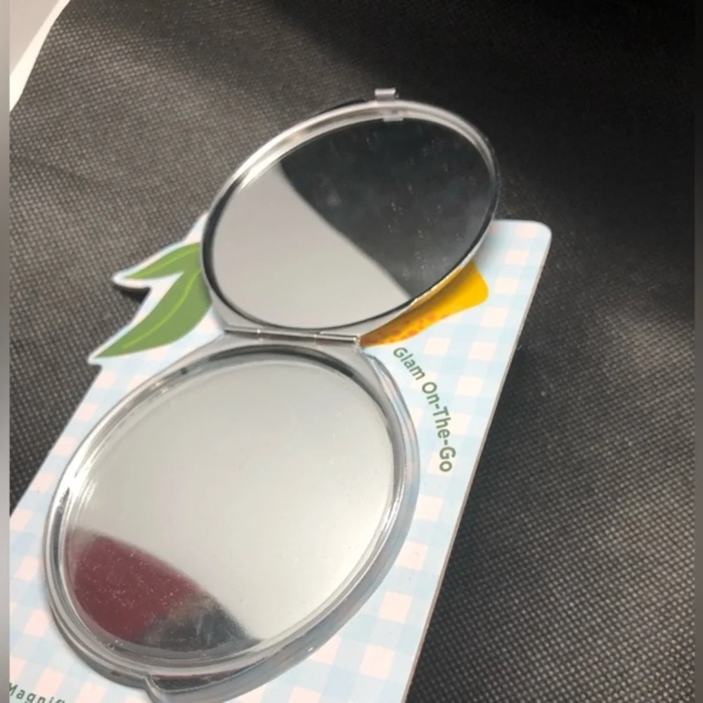 Lemon vines printed glam on‎ the go foldable 2X magnifying compact mirror new