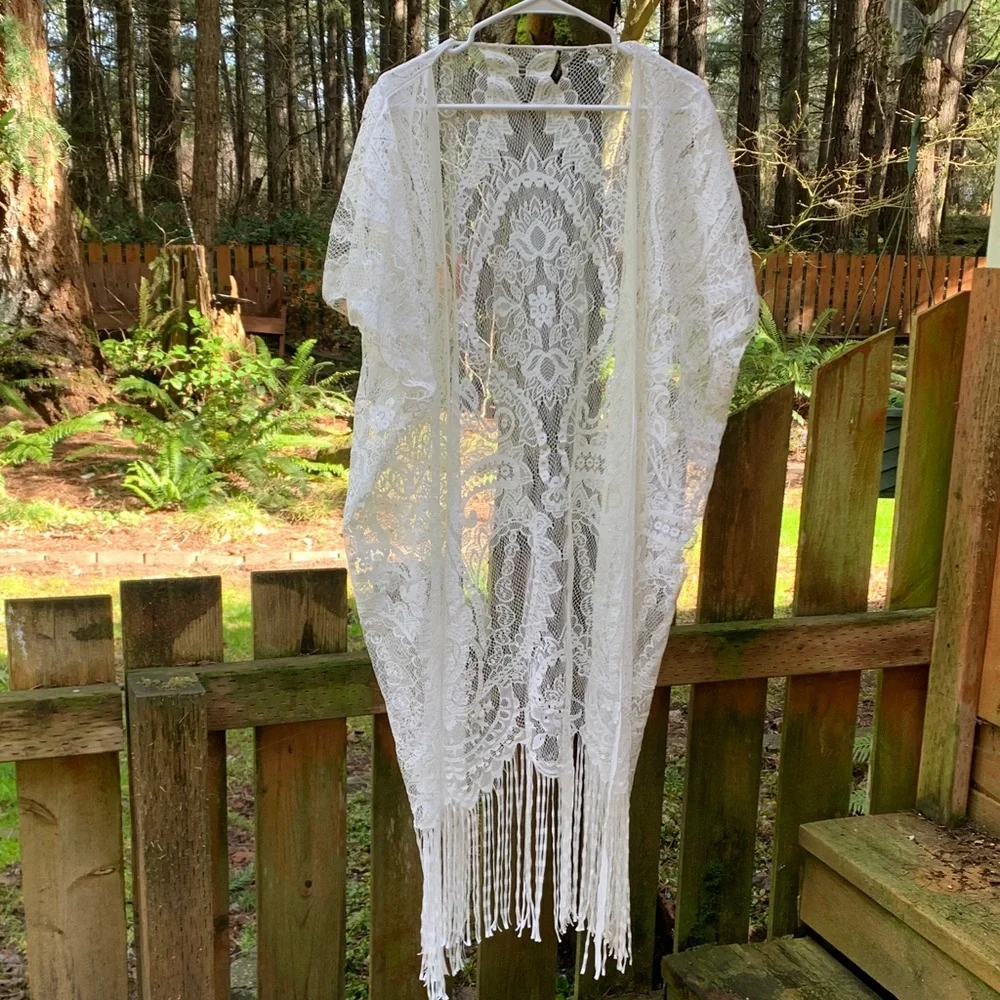 Ann & Rose White Lace Fringe Kimono