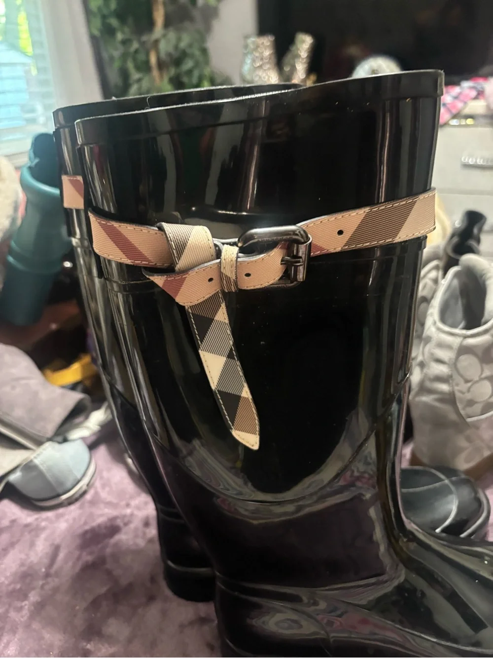 Burberry glossy rain signature