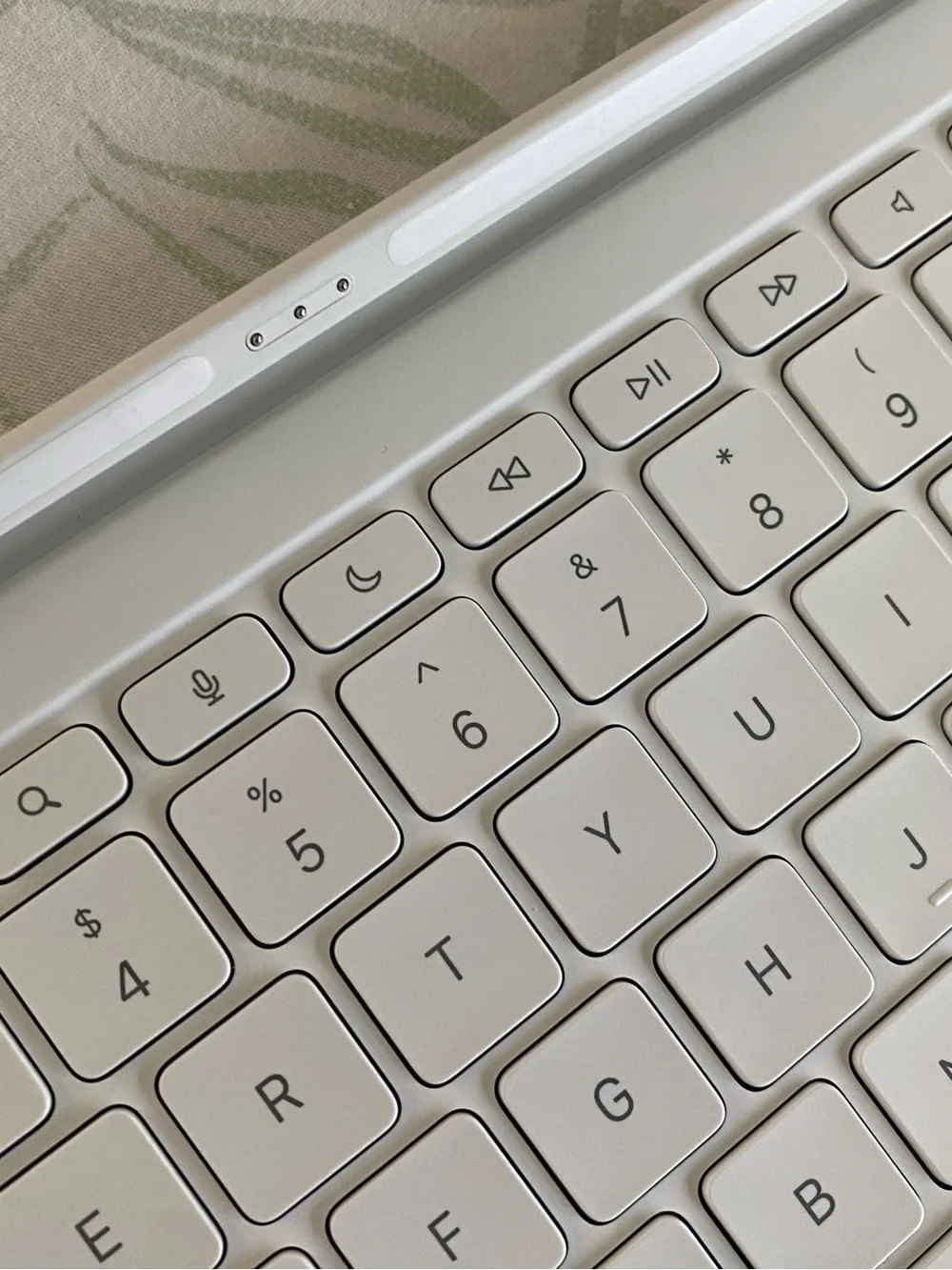 Apple Magic Keyboard Folio - White/Silver - 10th Generation