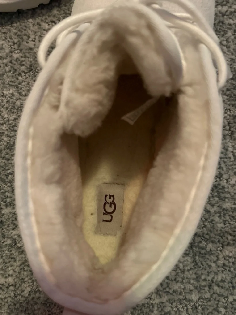 UGG soft lace