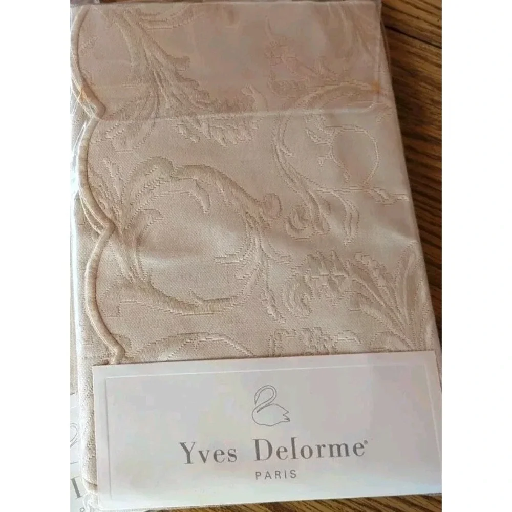 Yves Delorme back has pillow