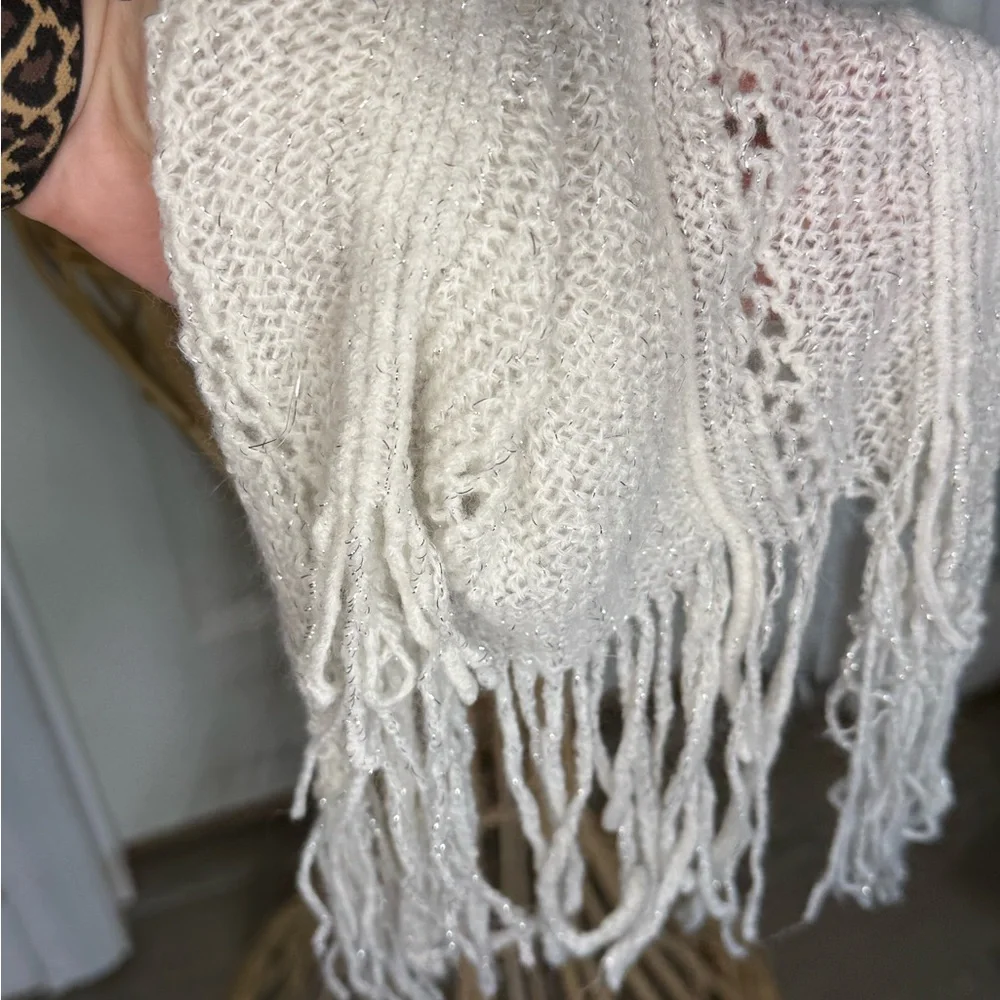 Elegant White Knit Scarf with Fringe