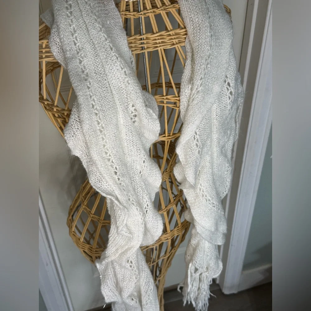 Elegant White Knit Scarf with Fringe