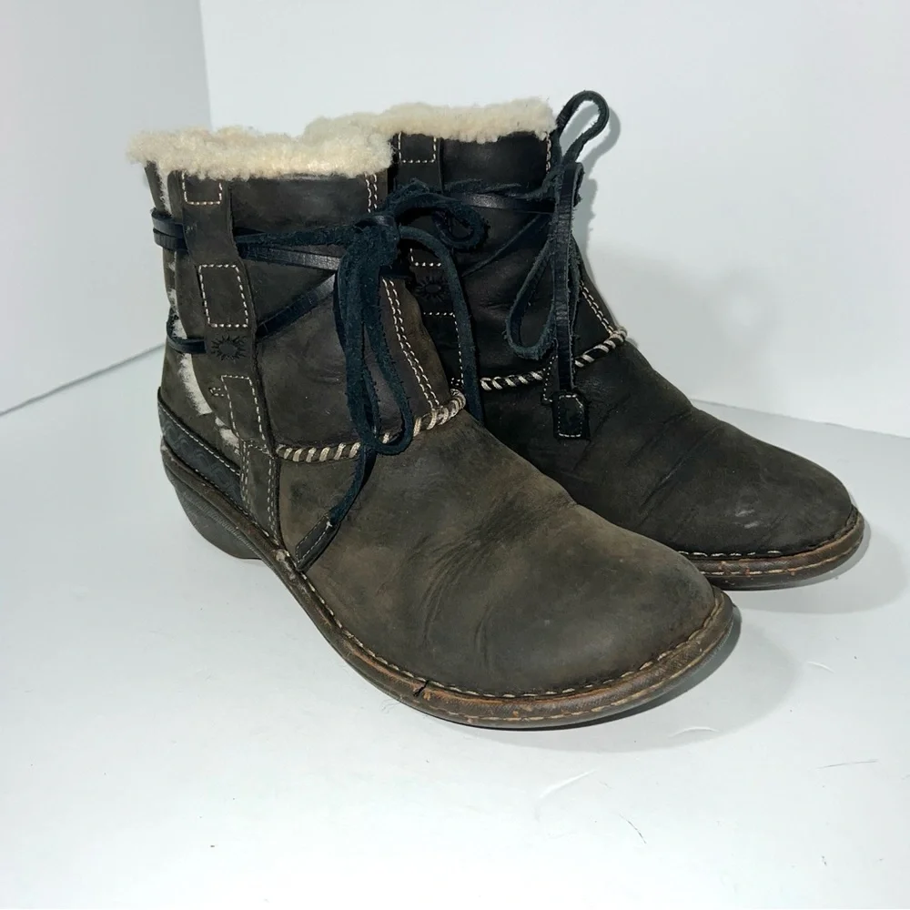 UGG Australia Cove‎ Ankle Boots Black Leather Suede Sheepskin Wrapped Lace Sz 7