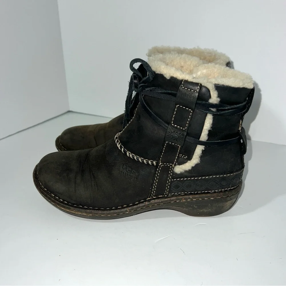 UGG Australia Cove‎ Ankle Boots Black Leather Suede Sheepskin Wrapped Lace Sz 7