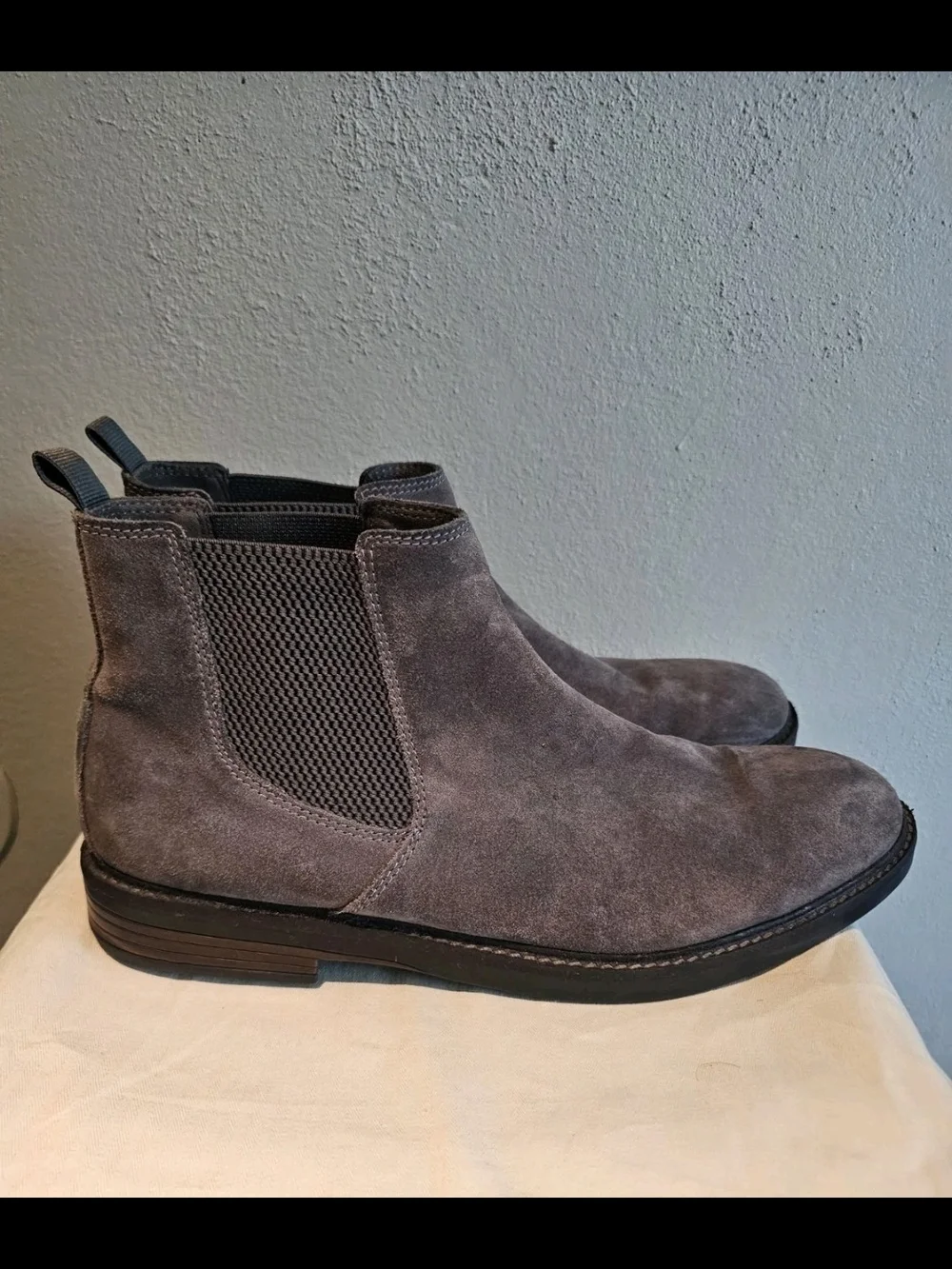 Clarks Gray Suede Chelsea Boots Men's US 13 EU 47 Casual Dress Ankle Boots