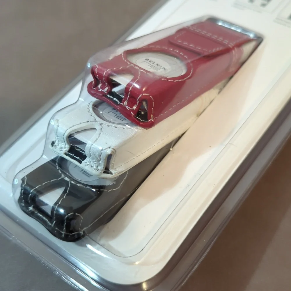 Belkin ne Classic Case for iPod Shuffle Red White Black Fine Grain Leather NIP