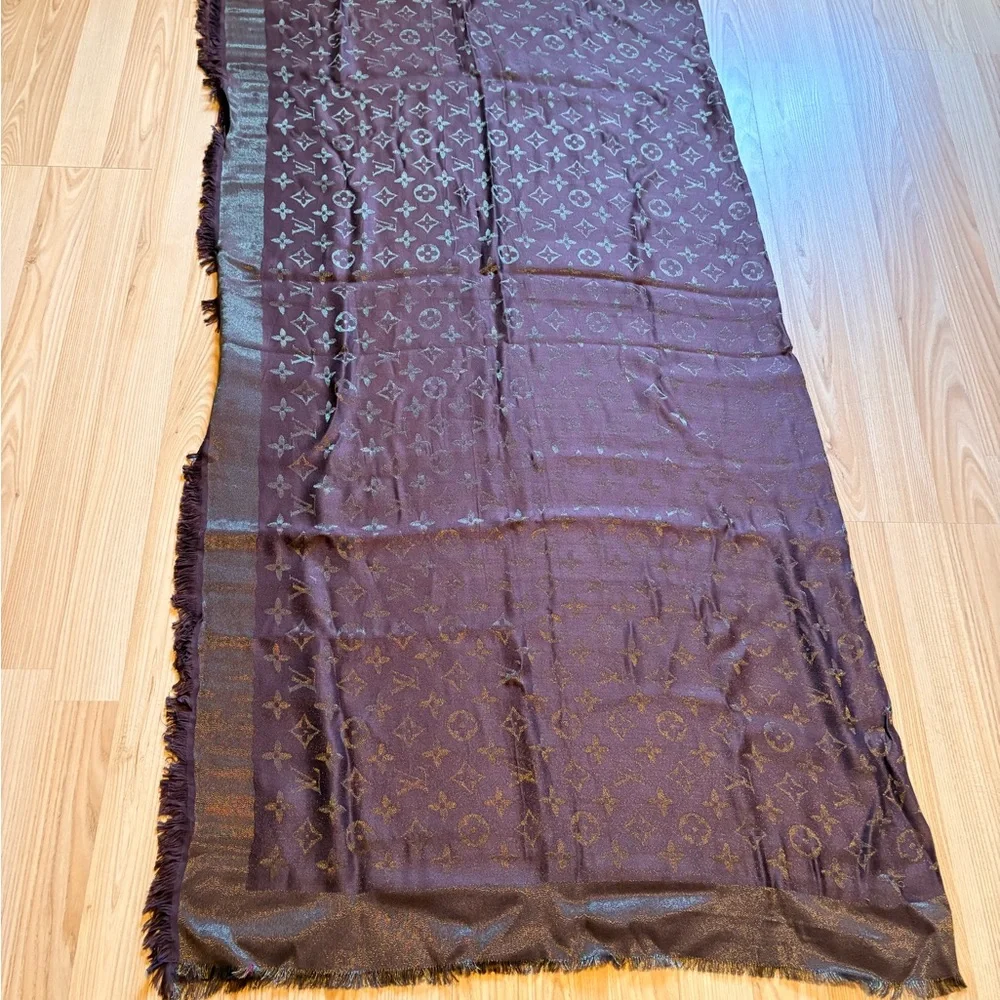 Louis Vuitton stunning silk