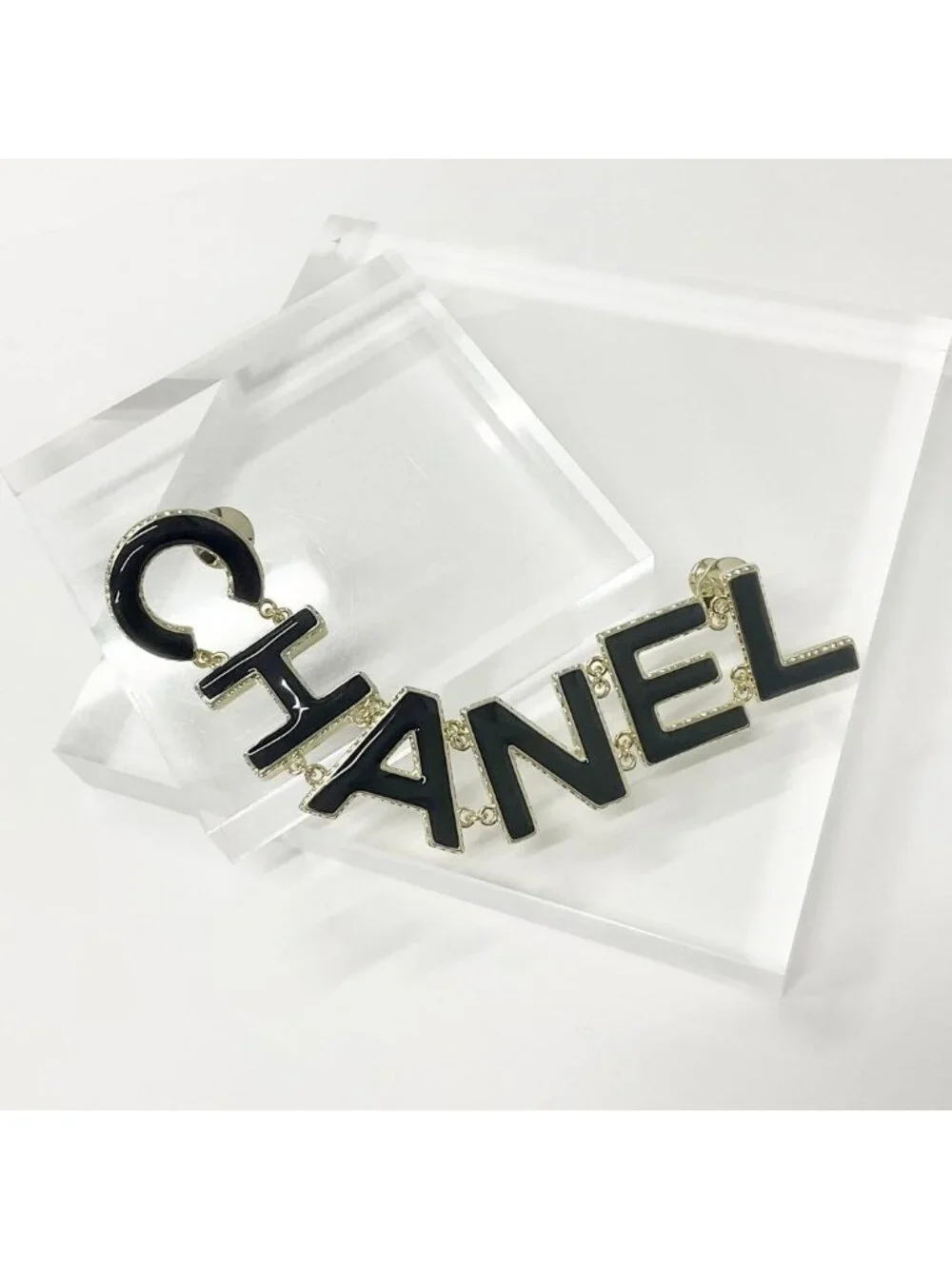 CHANEL experts damage