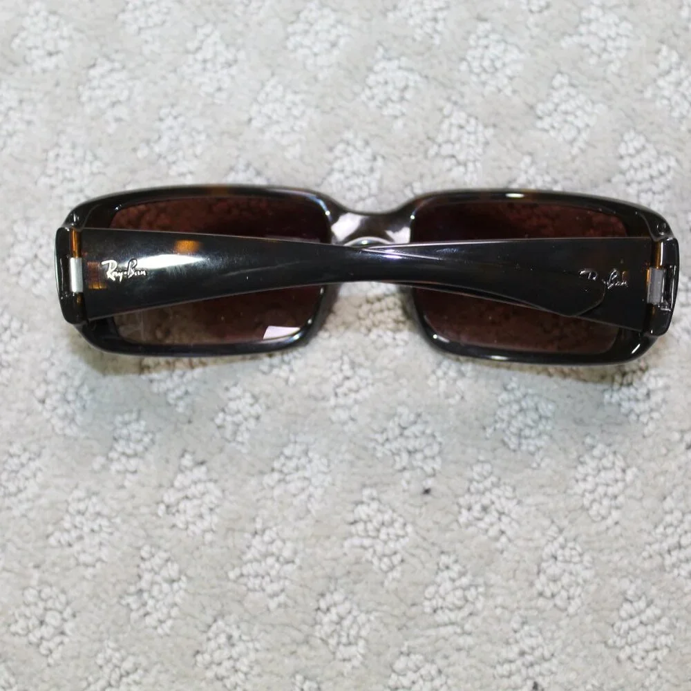 Ray-Ban product pair