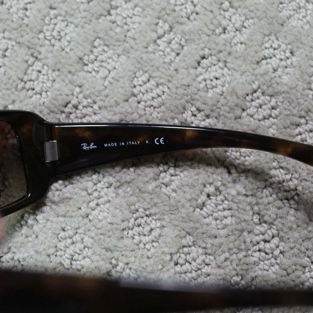 Ray-Ban product pair