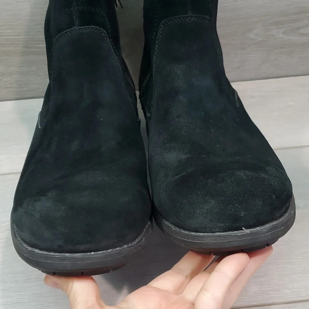 UGG great black