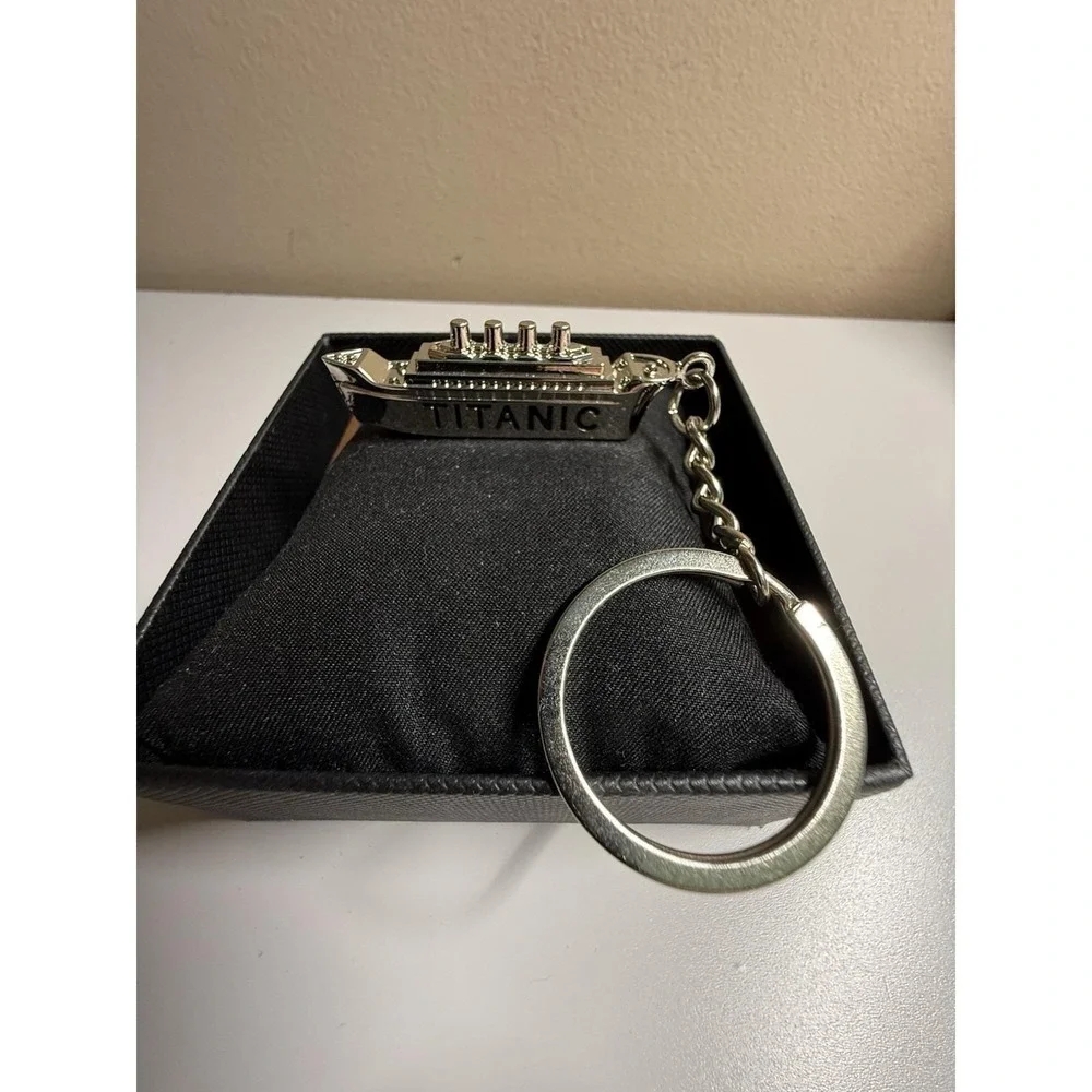 N/A titanic keychain