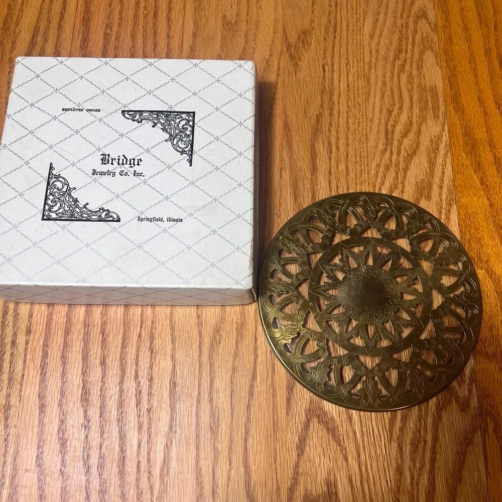 The Unbranded Brand vintage round