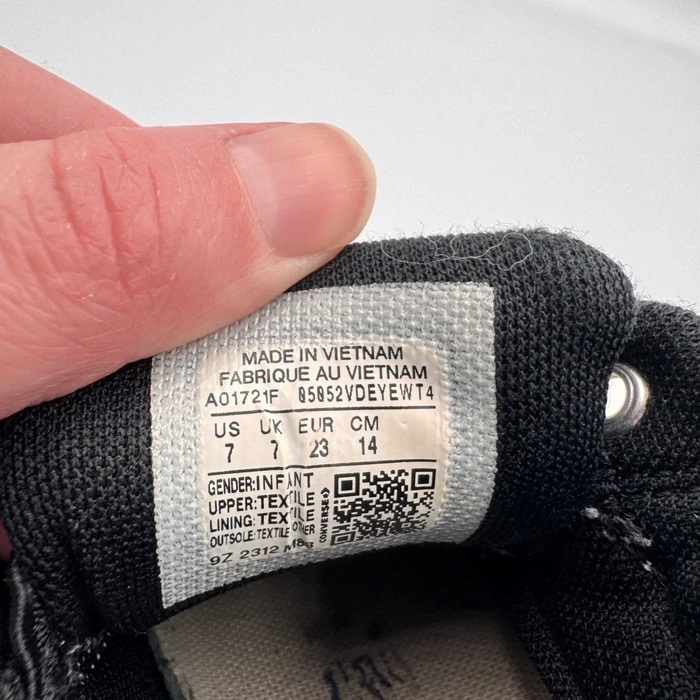 Converse Toddler Boy Girl Size 7 Black and White Kids High Tops Sneakers Shoes