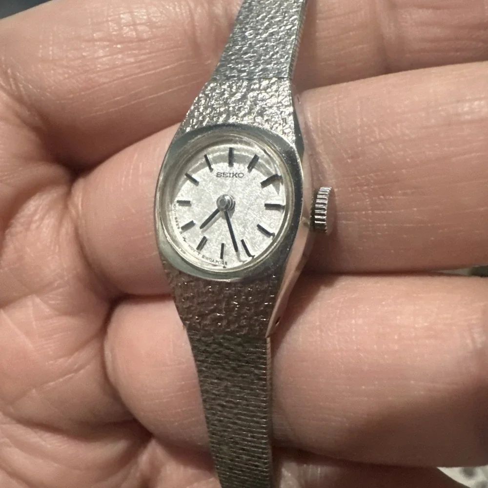 Working Vintage SEIKO Ladies 1100-1519 Manual Wind Watch 16mm For Big Wrist 7.25