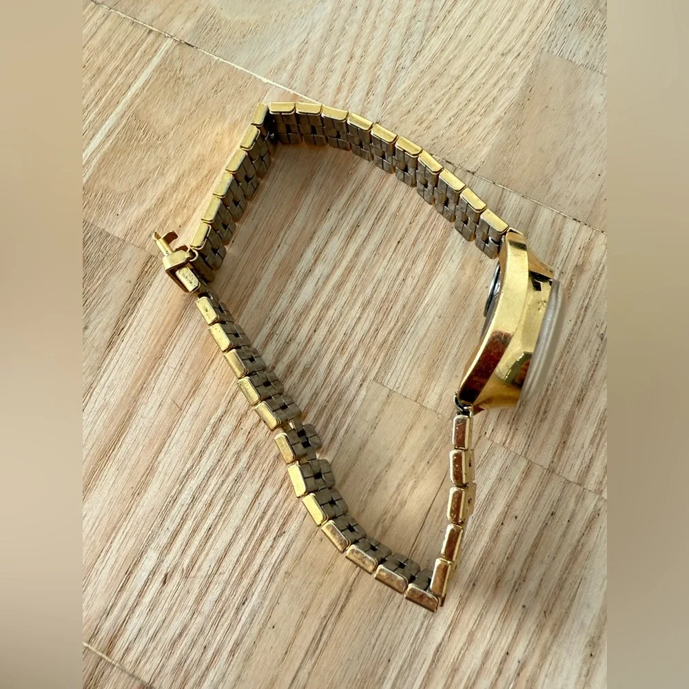 Vintage Timex electric ladies gold tone watch NEW BATTERY