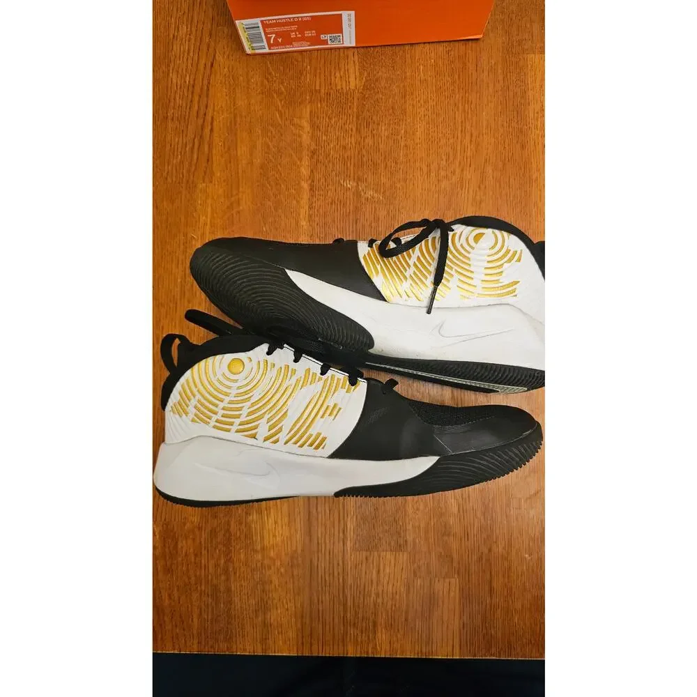 Nike Boys Team Hustle AQ4224-004 Black White Basketball‎ Shoes Sneakers Sz 7Y