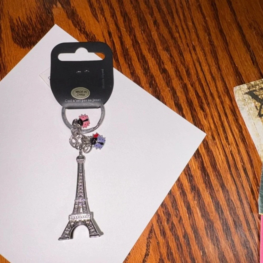 NWT PARIS EIFFEL TOWER KEY CHAIN WITH LADY BUG CHARMS. LOOK AT PICS OF TOWER