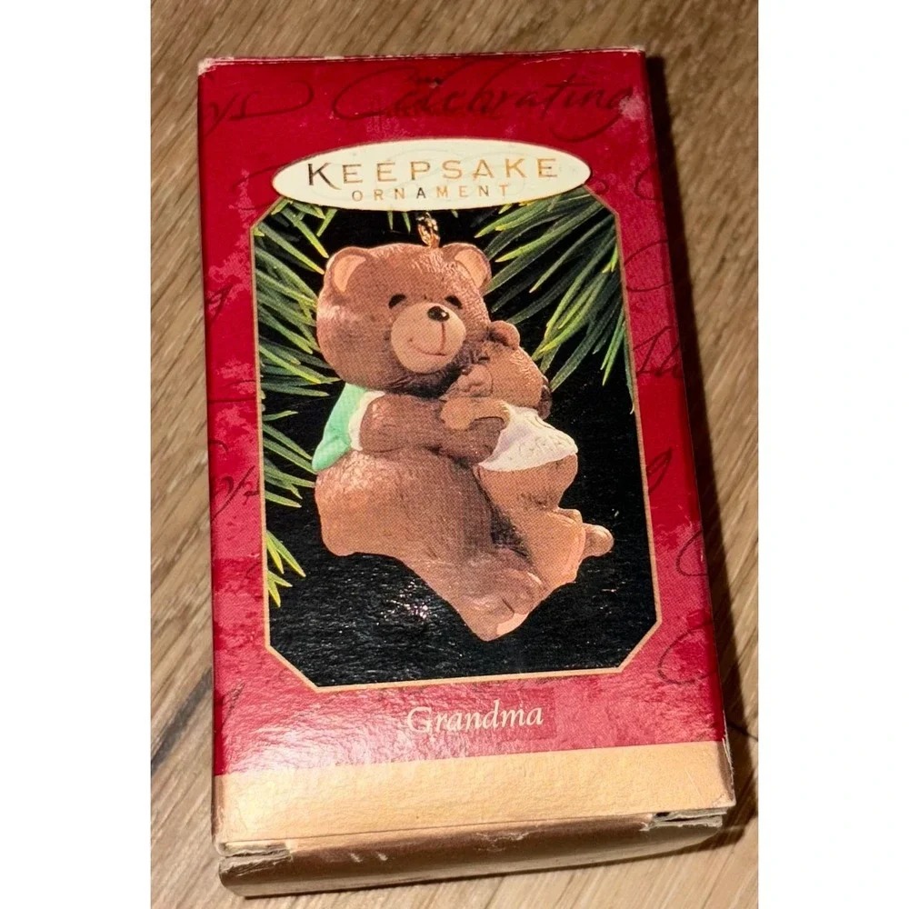 Hallmark Keepsake Ornament Grandma Bear Hug 1997‎ Ceramic Figurine