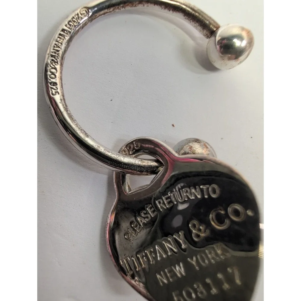 PLEASE RETURN TO TIFFANY & CO. 2001 HEART KEYCHAIN TWIST VINTAGE