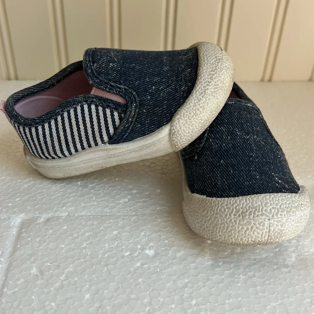 OshKosh B’gosh girl slip on denim stripe washable sneaker size5M blue white pink