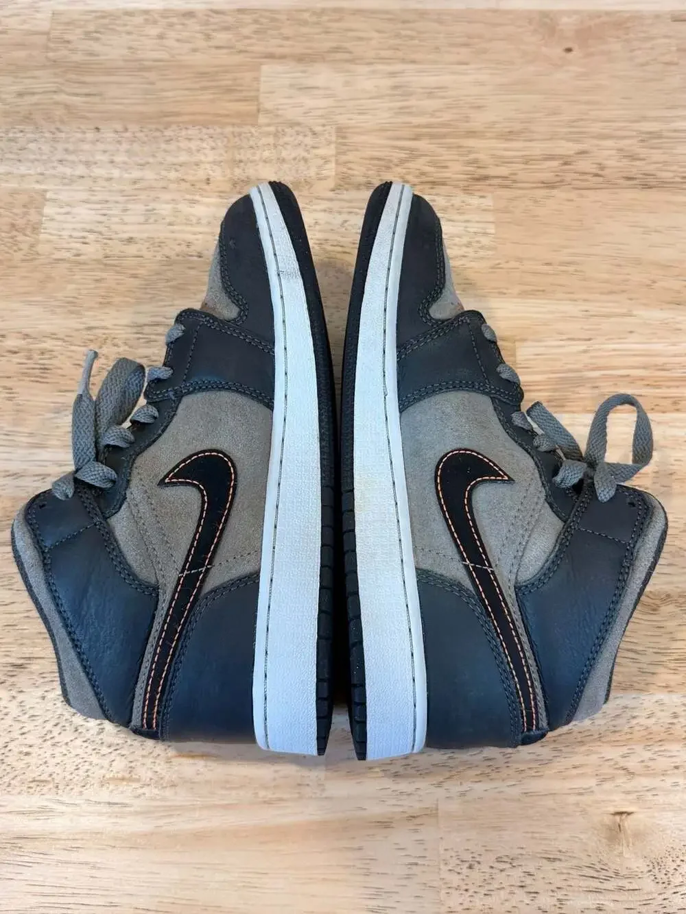 Air Jordan 1 Mid SE GS 'Night Stadium' Sneakers Kids Size 4Y