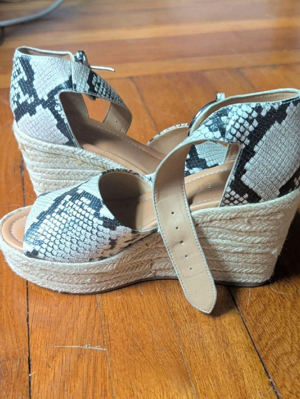 Nine West stylish snake