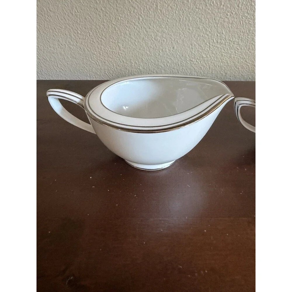 Noritake handles lid it