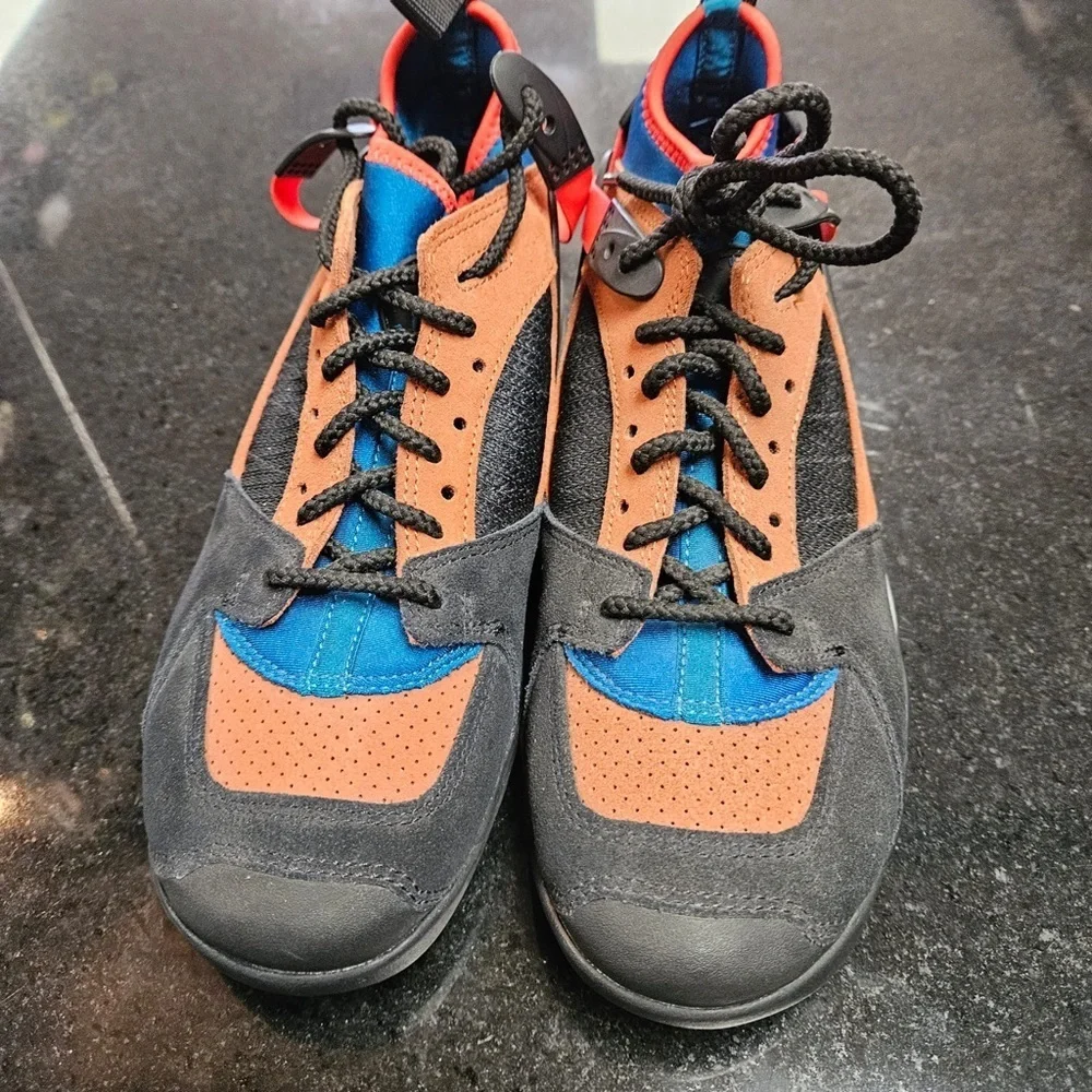 Sz 6.5 Nike ACG Air Revaderchi sneakers