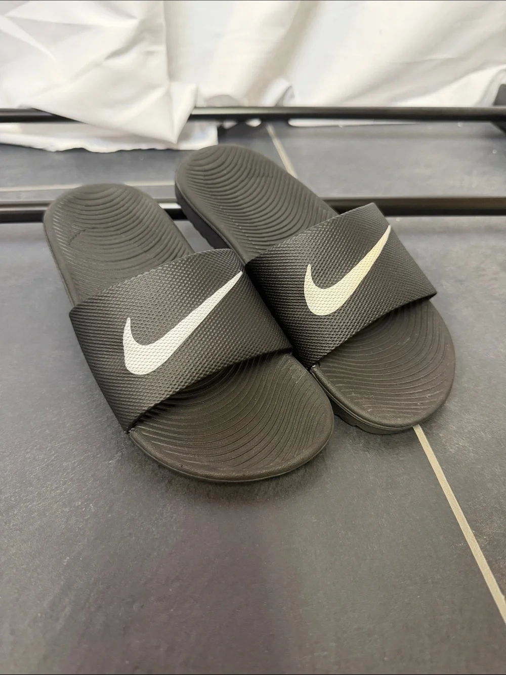 Nike boys Black & White Slide Sandals size 2