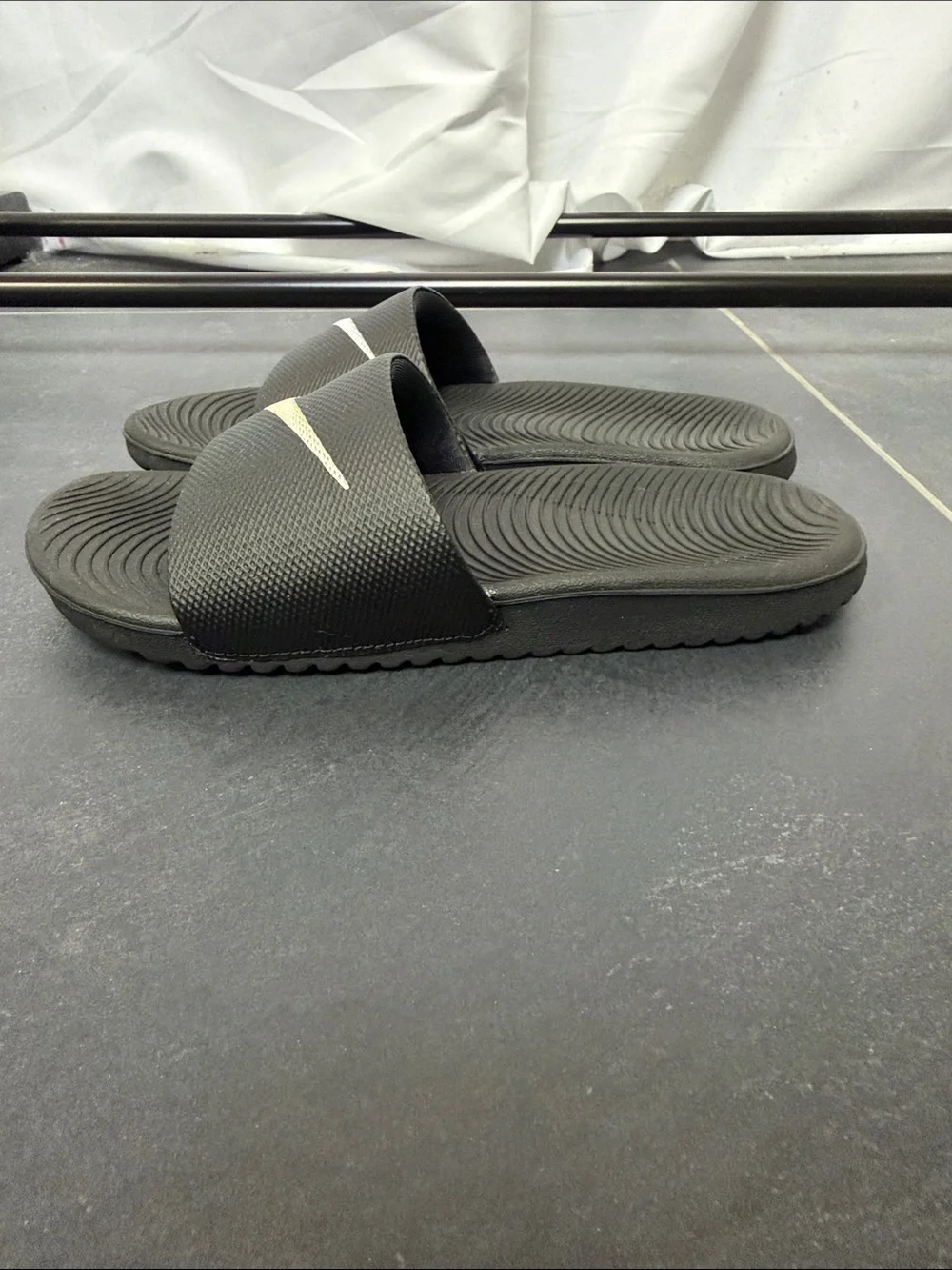 Nike boys Black & White Slide Sandals size 2