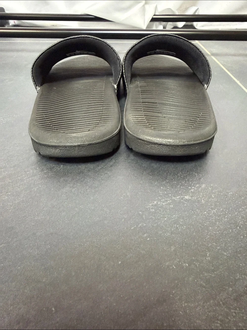 Nike boys Black & White Slide Sandals size 2