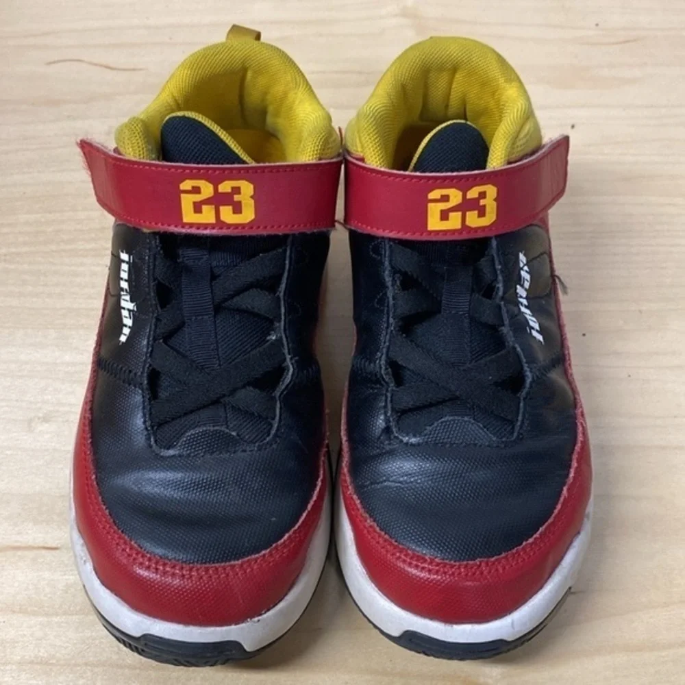 NIKE AIR JORDAN MAX‎ AURA 3 kids black, yellow & red size 2Y