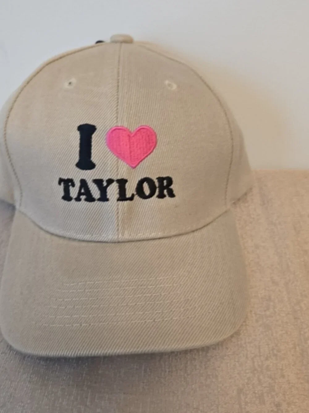 Beige “I ❤️ Taylor” Baseball Cap – Adjustable Strap