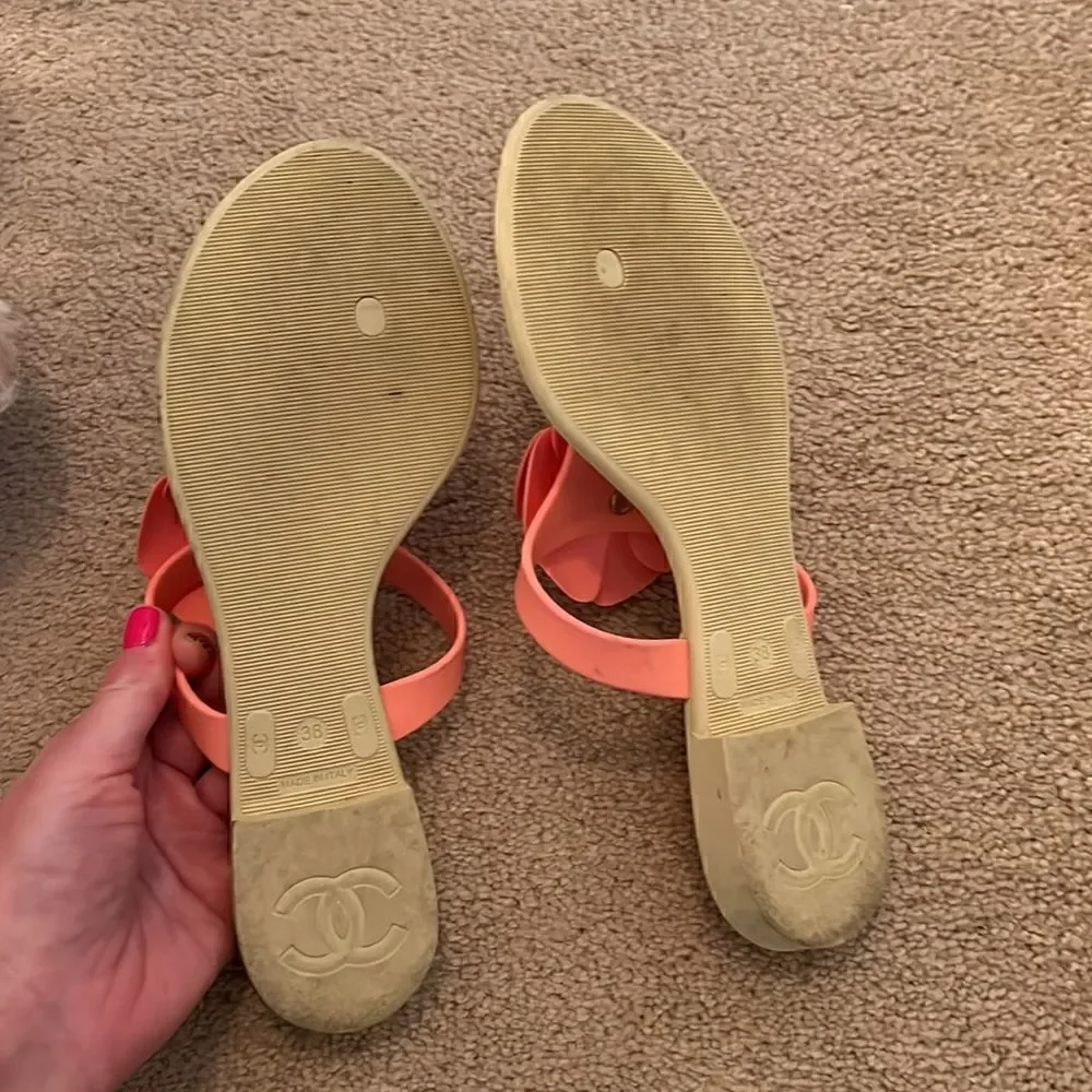 CHANEL saks classic left