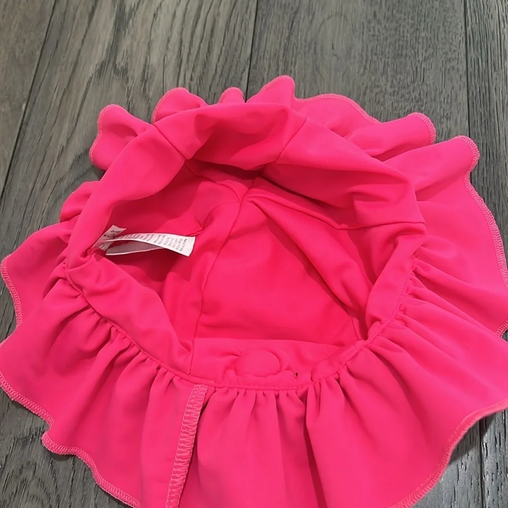 Baby swim hat with leopard like flowers and ruffle trim