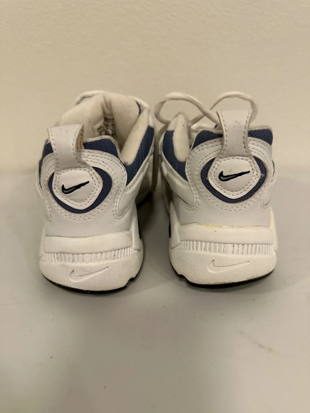 Vintage 1999 Nike Youth Running Sneakers White Navy Size 5.5Y 954021-401