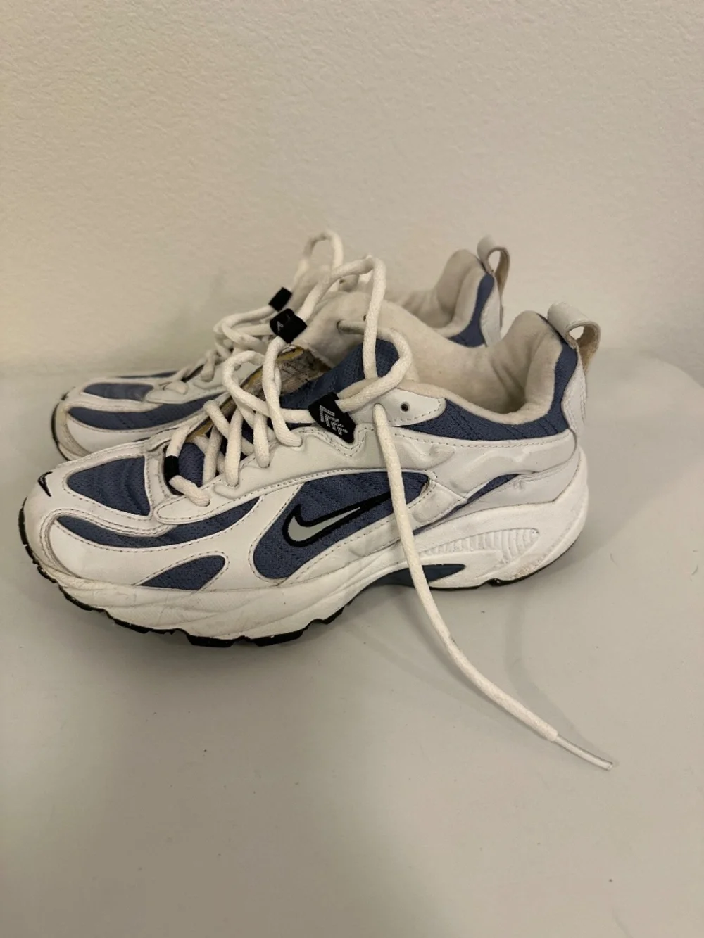 Vintage 1999 Nike Youth Running Sneakers White Navy Size 5.5Y 954021-401