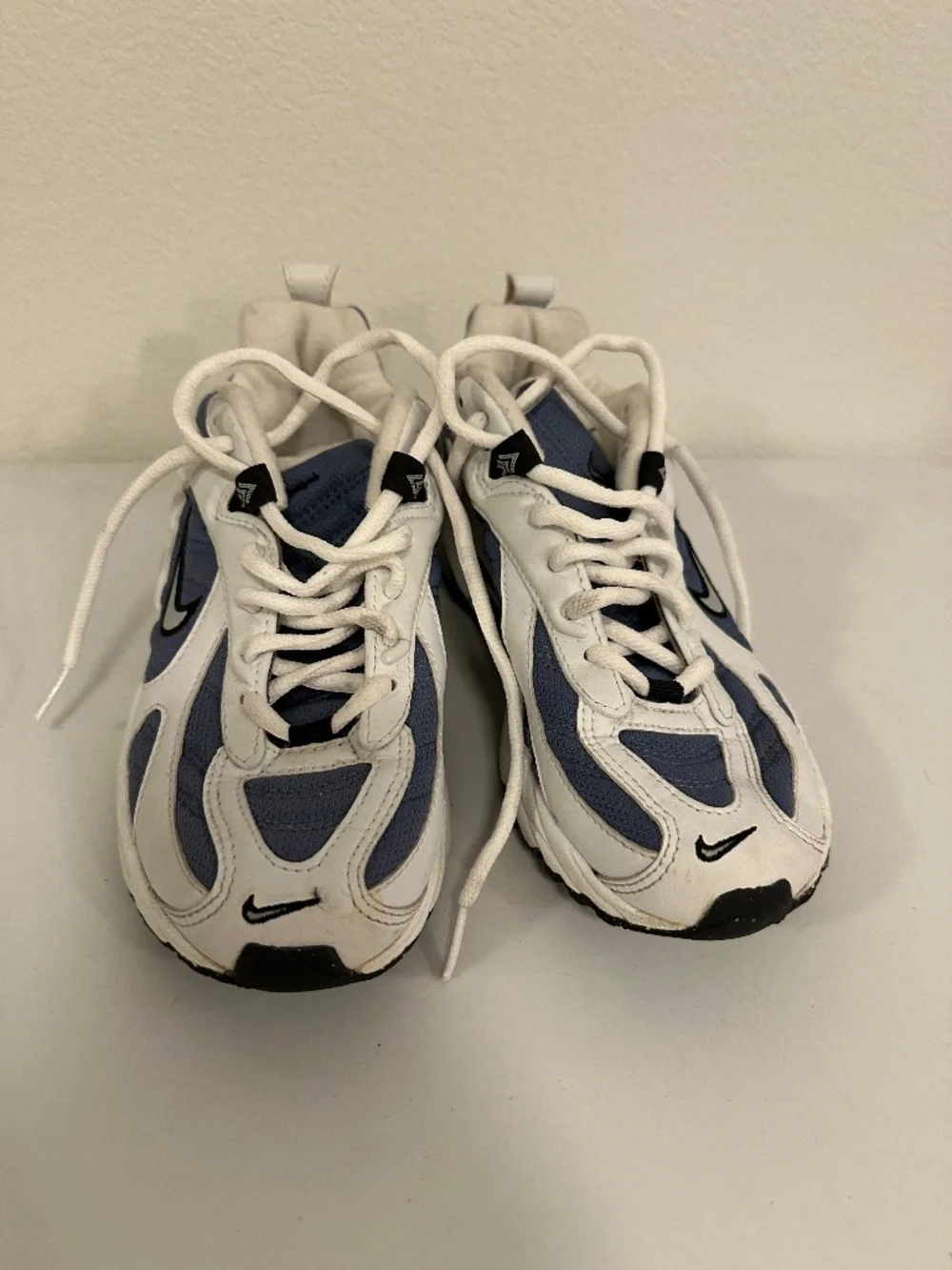 Vintage 1999 Nike Youth Running Sneakers White Navy Size 5.5Y 954021-401