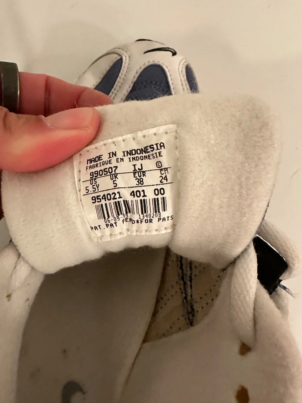 Vintage 1999 Nike Youth Running Sneakers White Navy Size 5.5Y 954021-401