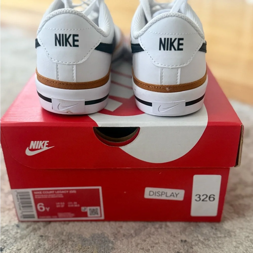 Nike court legacy