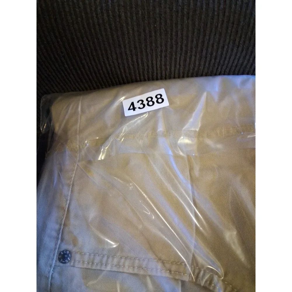 Levis solid button these