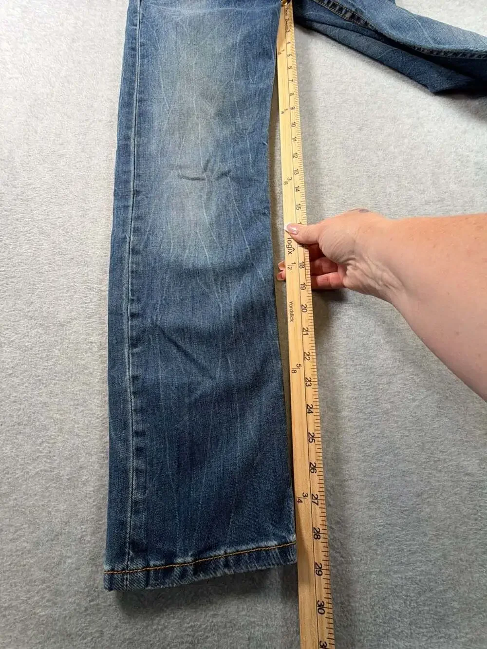 Levis measurements medium