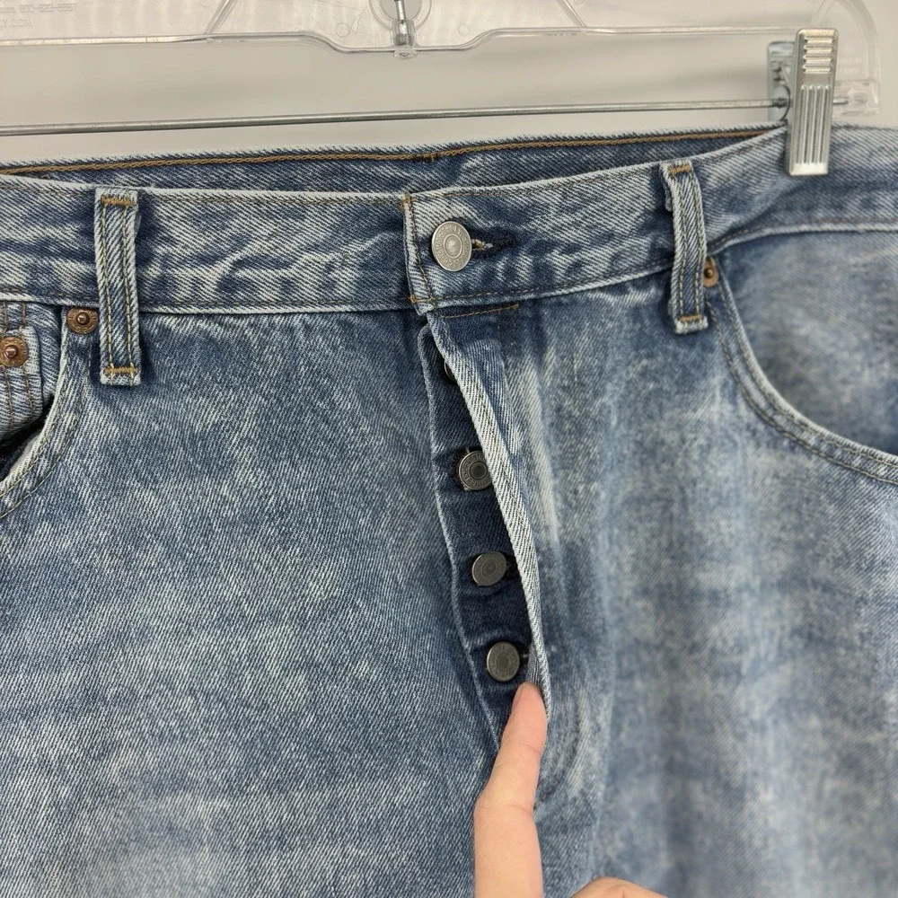 Levis minor marks