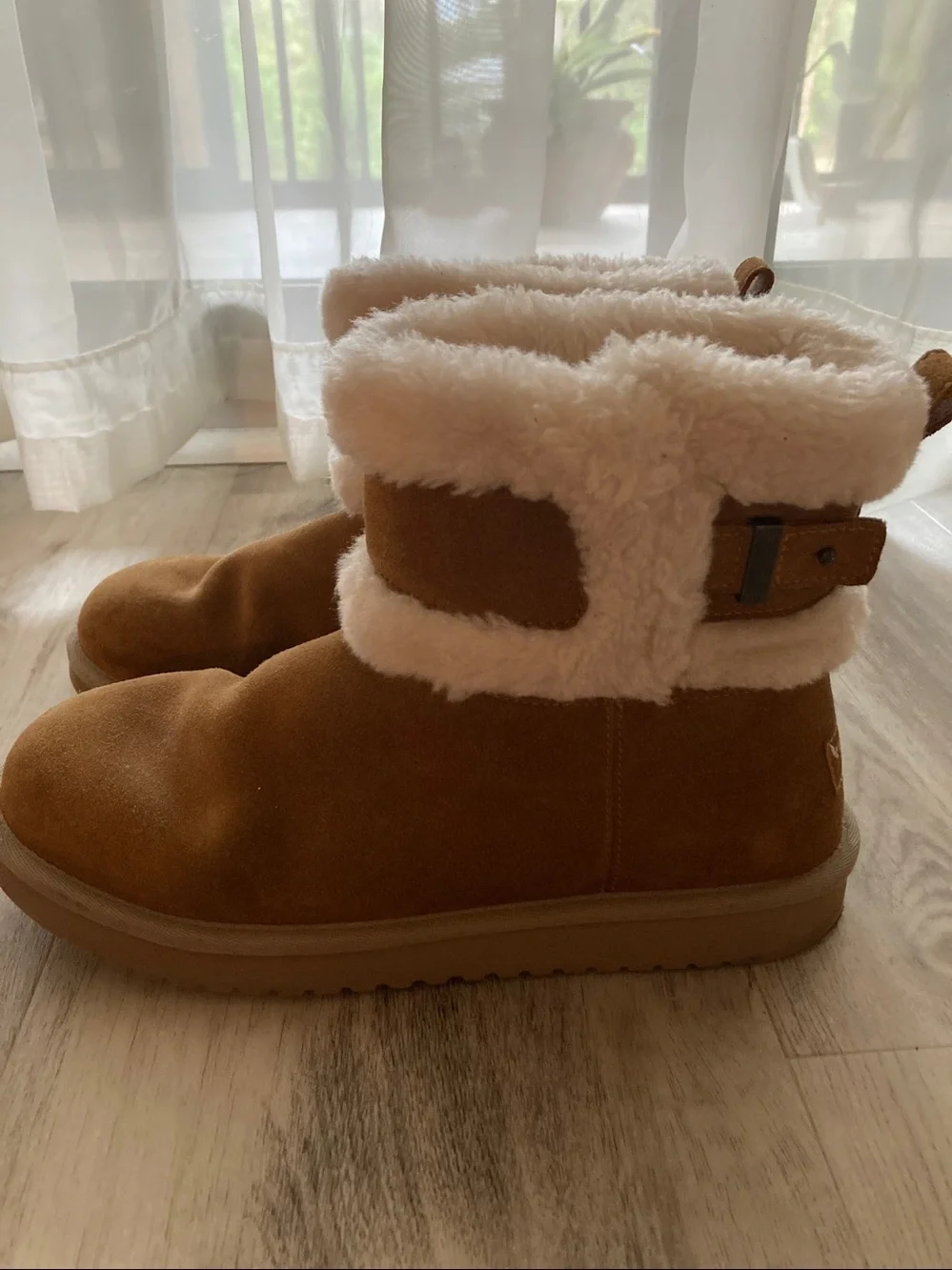 UGG along non lined