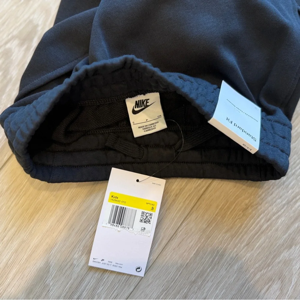 Nike activewear pockets logo